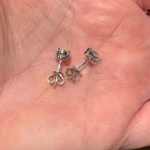 Beautiful 1 cttw Moissanite earrings - Picture 4 of 7